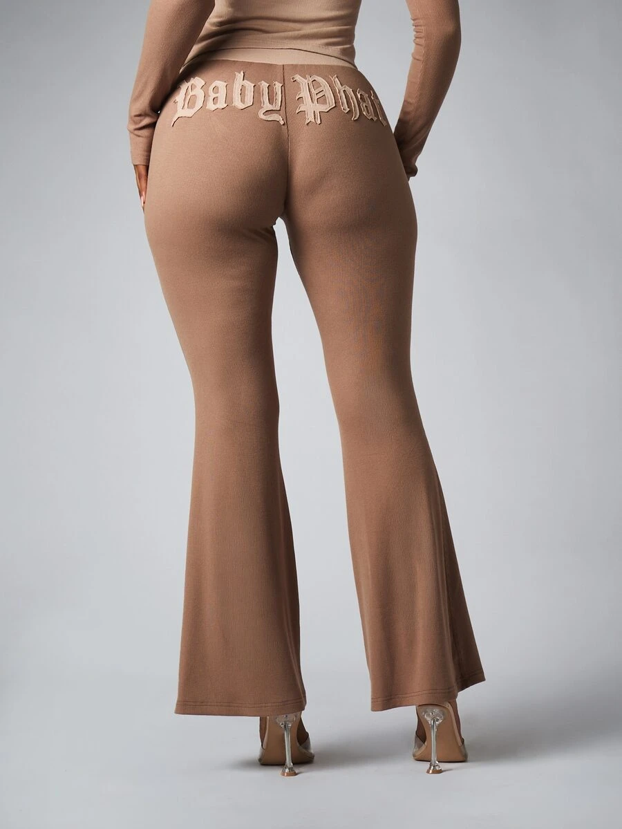 BABYPHAT بنطال محبوك مضلع بقصة واسعة مع شعار قوطي على الخصر وحبل شد، خصر متوسط الارتفاع، طول كامل، بقصة بوت كات - بني - مشاهدة 1