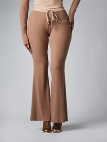 BABYPHAT بنطال محبوك مضلع بقصة واسعة مع شعار قوطي على الخصر وحبل شد، خصر متوسط الارتفاع، طول كامل، بقصة بوت كات - بني - مشاهدة 4