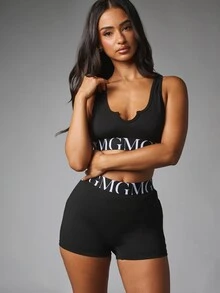 MISSGUIDED طقم ملابس رياضية صيفي من قطعتين GMG بشعار وشريط، حمالة صدر رياضية بظهر متقاطع وشورت دراجة بخصر عالي وحزام مطاطي - الأسود - مشاهدة 4