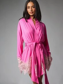 MISSGUIDED رداء ساتان مزين بالدانتيل بتصميم لف بطول قصير وأكمام جرس بأسلوب كيمونو، ملابس نوم للعروس وشهر العسل وهدية عيد الحب - وردي - مشاهدة 4