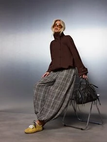 MISSGUIDED Jaket utilitas double-breasted cropped dengan kerah corong tinggi, epaulet di bahu, saku tempel, dan manset kancing. Pakaian luar untuk musim gugur dan musim dingin. - Chocolate Brown - View 3