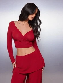 MISSGUIDED طقم متناسق من توب قصير بياقة قلب ملفوفة وأكمام طويلة مع بنطال واسع الساق بخصر عالي وفضفاض، مثالي لسهرة موعد أو موسم الاحتفالات - الأحمر - مشاهدة 3