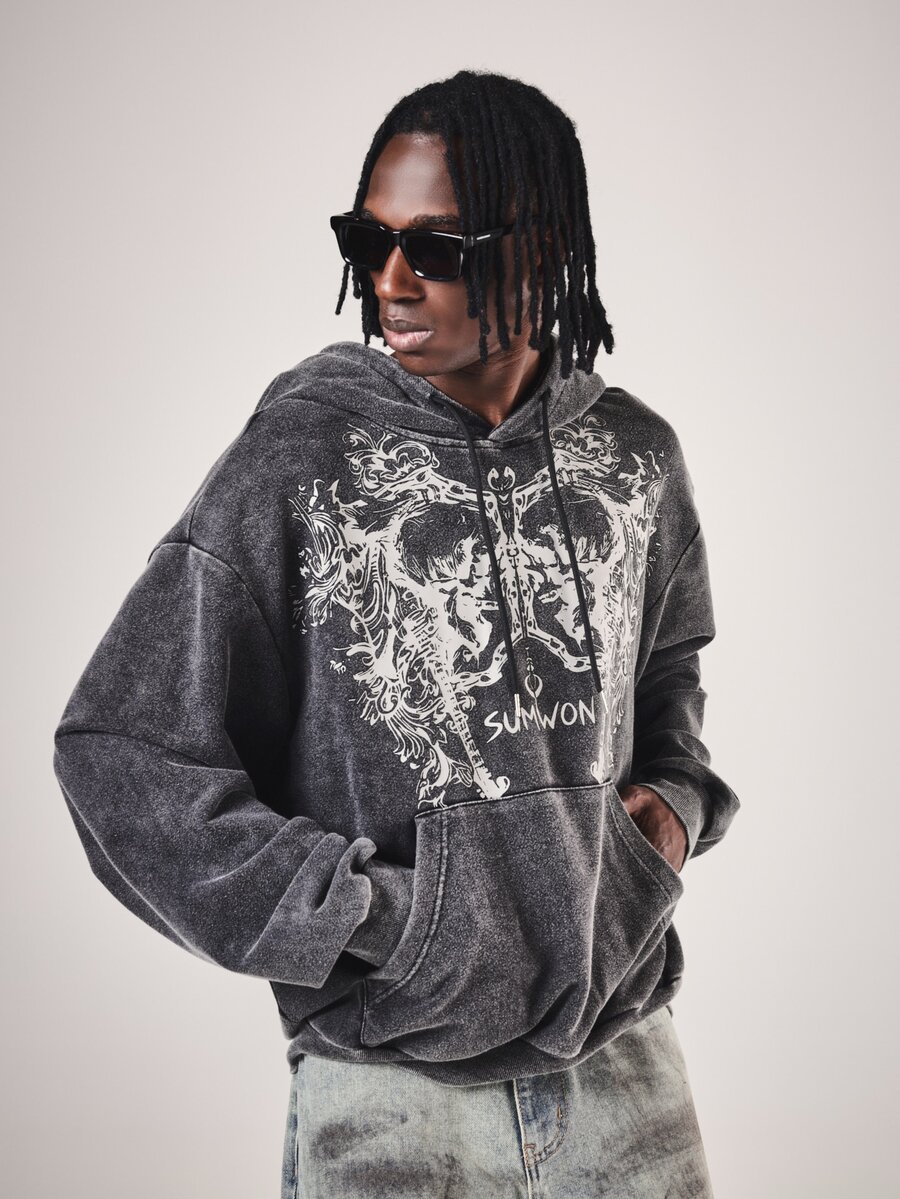 SUMWON Sudadera con capucha extragrande lavada con estampado gráfico barroco grande en el frente, bolsillo central y capucha con cordón, otoño invierno - Negro - Ver 1