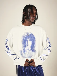 PLAYBOY X SUMWON Áo thun graphic dáng rộng tay dài cổ tròn, tay áo in chữ, form crop fit, in chân dung màu xanh ở mặt trước - trắng - Xem 5