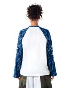SUMWON WOMEN Áo tay dài raglan cổ tròn form rộng, họa tiết rằn ri phối tay tương phản và chi tiết logo đồ họa - Màu xanh hải quân - Xem 2