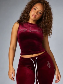 BABYPHAT ملابس علوية تانك قصيرة بدون أكمام من المخمل مع شعار مكتوب بالراينستون وياقة قارب بقصة ضيقة للخريف والشتاء - عنابي اللون - مشاهدة 4