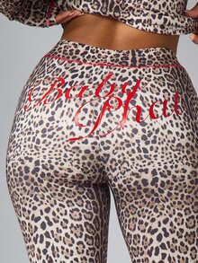 BABYPHAT Celana Panjang Lurus Berpinggang Tinggi Motif Leopard dengan Logo Merah di Bagian Belakang dan Detail Jahitan Merah Kontras - Coklat - View 1