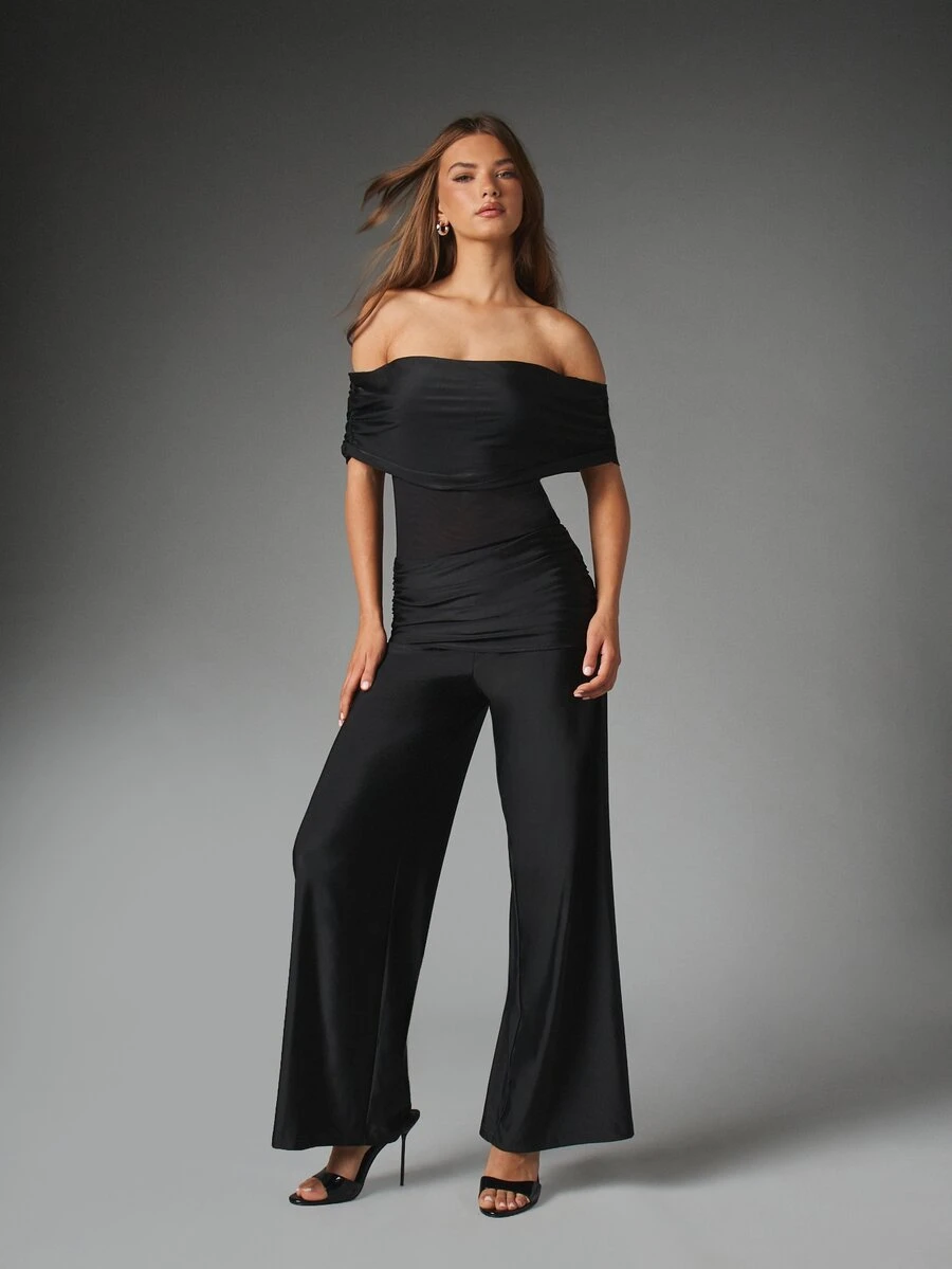 MISSGUIDED Jumpsuit panjang model off-shoulder dengan potongan kaki lebar, bagian dada berkerut, dan garis leher berlipit elegan untuk acara malam dan pesta. - Hitam - View 1