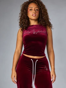 BABYPHAT ملابس علوية تانك قصيرة بدون أكمام من المخمل مع شعار مكتوب بالراينستون وياقة قارب بقصة ضيقة للخريف والشتاء - عنابي اللون - مشاهدة 1