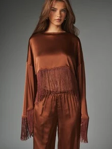 MISSGUIDED طقم ساتان مزين بالشراريب، بلوزة بأكمام خفاشية وبنطال واسع الساق، بياقة قارب، ملابس فضفاضة من قطعتين، مناسب للمهرجانات والحفلات - شوكولاته بني - مشاهدة 3
