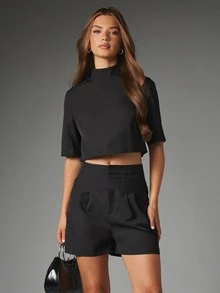 MISSGUIDED طقم منسق من توب قصير بظهر مفتوح وشورت برمودا بخصر عالي وساق واسعة مع ياقة عالية وتفاصيل أزرار وهمية للحفلات - الأسود - مشاهدة 4