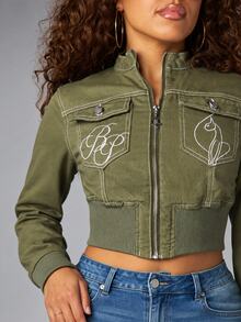 BABYPHAT جاكيت بومبر قصير مع إغلاق بسحاب وشعار مطرز وجيوب وحافة مضلعة وخياطة متباينة - أخضر عسكري - مشاهدة 4
