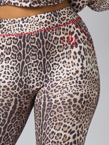 BABYPHAT Celana Panjang Lurus Berpinggang Tinggi Motif Leopard dengan Logo Merah di Bagian Belakang dan Detail Jahitan Merah Kontras - Coklat - View 5
