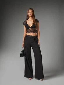 MISSGUIDED Floral Lace Plunge V-Neck Cap Sleeve Sheer Crop Bralette Top With Scalloped Hem And Clasp Back Detail - Black - View 2