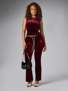 BABYPHAT ملابس علوية تانك قصيرة بدون أكمام من المخمل مع شعار مكتوب بالراينستون وياقة قارب بقصة ضيقة للخريف والشتاء - عنابي اللون - مشاهدة 3