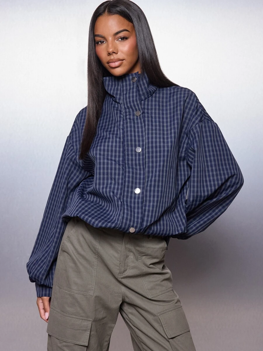 MISSGUIDED جاكيت منفوخ قصير بنقشة مربعات مع ياقة قائمة وإغلاق بأزرار كبس، مبطن ومبطن بحجم كبير، ملابس خارجية شتوية لموسم الخريف - متعدد الألوان - مشاهدة 1