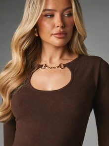 MISSGUIDED Chocolate Brown Long Sleeve Knit Top With Chain Cut-Out Neckline Detail Slim Fit Crop Sweater Fall Winter Essential - Coffee Brown - View 5