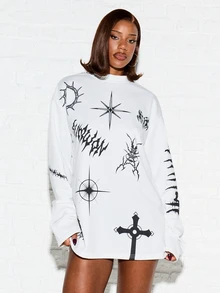 SUMWON WOMEN Đầm mini dáng suông cổ cao tay dài oversize họa tiết Gothic in toàn thân phong cách dark grunge kèm đồ họa và chữ ở mặt trước và mặt sau cho Halloween - trắng - Xem 4