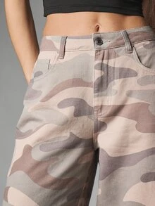 MISSGUIDED بنطلون جينز واسع الساق منخفض الخصر بطبعة تمويه صحراوية مع جيوب جانبية بطول كامل فضفاض - متعدد الألوان - مشاهدة 3
