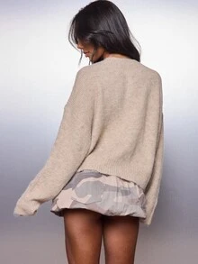 MISSGUIDED كارديجان فضفاض قصير بأزرار أمامية من نسيج ناعم وبري مع ياقة مستديرة وأكمام وحافة مضلعة - كاكي - مشاهدة 2