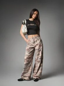 MISSGUIDED بنطلون جينز واسع الساق منخفض الخصر بطبعة تمويه صحراوية مع جيوب جانبية بطول كامل فضفاض - متعدد الألوان - مشاهدة 5
