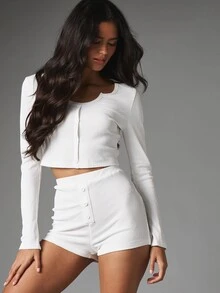 MISSGUIDED طقم متناسق من توب قصير بياقة واسعة وأكمام طويلة وأزرار أمامية بنسيج وافل مع شورت قصير بخصر عالي - أبيض - مشاهدة 4