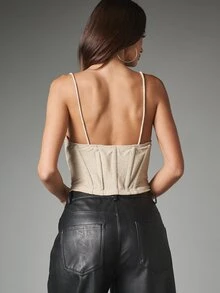 MISSGUIDED ملابس علوية قصيرة بتصميم كورسيه بياقة قلب من قماش اللوريكس اللامع مع أشرطة هالتر وتفاصيل لوحة العظام للخروج ليلاً - لون مشمشي - مشاهدة 4
