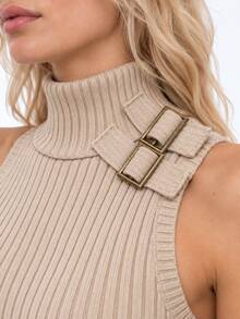 Zerodot Gaun Mini Rajut Bergaris Wanita Warna Beige dengan Kerah Tinggi Model Turtleneck dan Detail Bahu dengan Gesper Ganda, Cocok untuk Pesta Liburan Musim Gugur dan Musim Dingin - Krem - View 2
