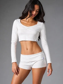 MISSGUIDED Setelan dua potong santai terdiri dari atasan crop top lengan panjang berkerah V dan celana pendek mini berenda dengan ikat pinggang lipat. - Grey - View 1