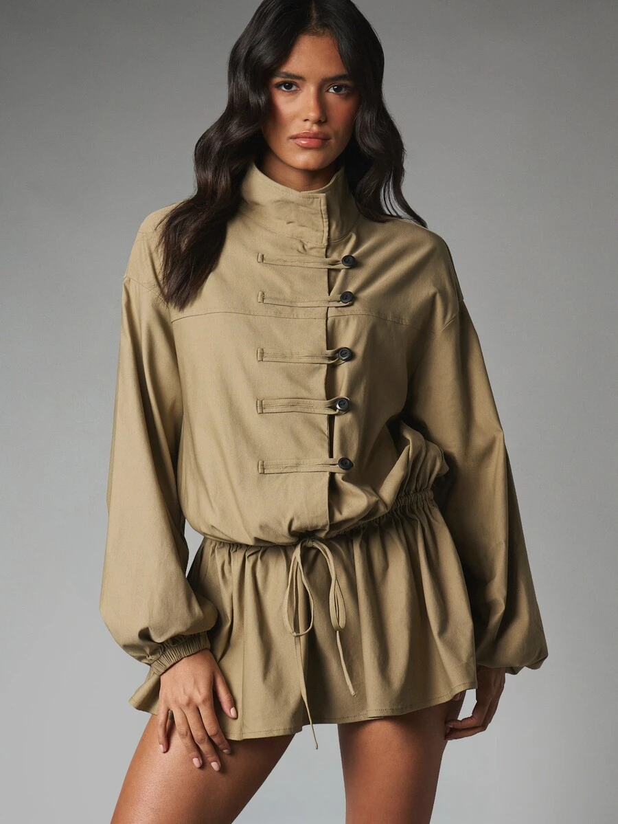 MISSGUIDED Áo liền quần mini cổ cao tay phồng dài, cài nút kiểu Mandarin, eo chun rút dây và gấu váy xòe - xanh quân đội - Xem 1