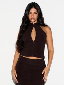 KIZN Áo crop top cổ yếm khoét lỗ keyhole bằng da lộn giả, cài móc trước, hở lưng - Cà phê nâu - Xem 1