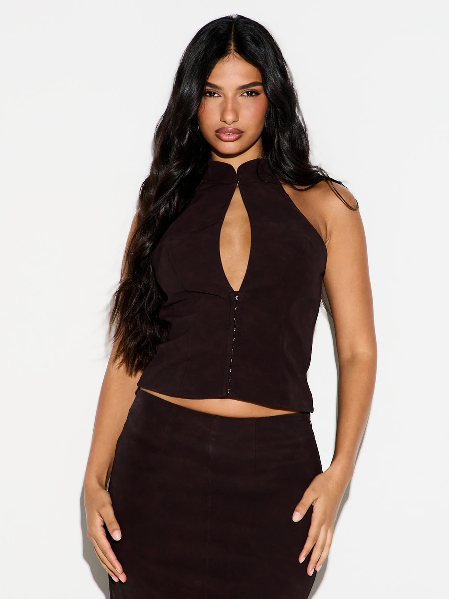 KIZN Áo crop top cổ yếm khoét lỗ keyhole bằng da lộn giả, cài móc trước, hở lưng - Cà phê nâu - Xem 1