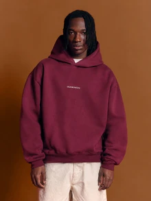 SUMWON Áo hoodie chui đầu oversized phong cách streetwear, in họa tiết bản đồ địa hình ở lưng và logo nhỏ trước ngực - Màu Đỏ Sâu - Xem 2