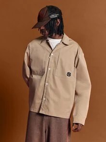 SUMWON Oversized skjortjacka med knäppning fram, krage, stort varsity-siffertryck på ryggen och broderad logotyp på bröstet - Kaki - Visa 2