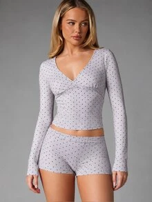 MISSGUIDED طقم من قطعتين بنقشة البولكا دوت، توب قصير ملفوف بياقة V وأكمام جرس طويلة، مع شورت ميني بخصر عالي، طقم للاسترخاء - رمادي - مشاهدة 1