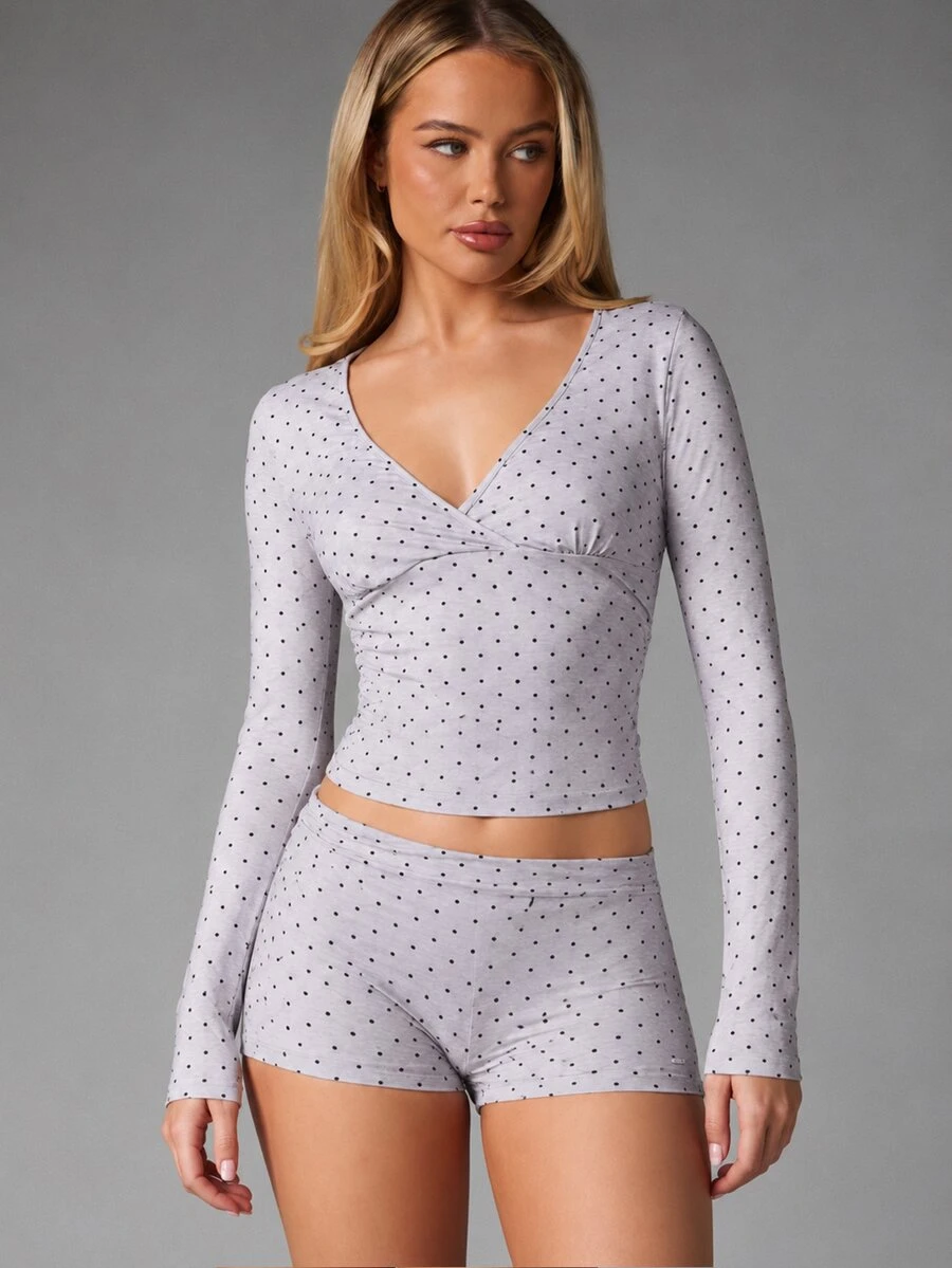 MISSGUIDED طقم من قطعتين بنقشة البولكا دوت، توب قصير ملفوف بياقة V وأكمام جرس طويلة، مع شورت ميني بخصر عالي، طقم للاسترخاء - رمادي - مشاهدة 1