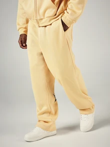 SUMWON Celana Jogging Kaki Lebar dengan Logo Merek Gothic, Cetakan Tempel di Kaki, Saku Belakang, Tali Serut di Pinggang, Gaya Kasual Streetwear, Bahan Fleece. - Kuning - View 4