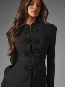 MISSGUIDED جاكيت ضيق بتصميم عسكري منظم مع تفاصيل تطريز إغلاق مزخرف وياقة واقفة وأكمام طويلة بطول الورك - الأسود - مشاهدة 5