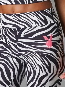 Missguided x Playboy بنطال مطاطي بطول كامل بخصر عالي وساق واسعة بطبعة زيبرا مع شعار أرنب وتفاصيل شعار على الفخذ الأمامي - أبيض وأسود - مشاهدة 3
