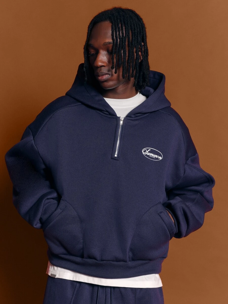 SUMWON Áo hoodie chui đầu form rộng nửa khóa kéo, túi hai bên, logo ngực nhỏ, dáng thoải mái, phong cách streetwear thường ngày - Màu xanh hải quân - Xem 1