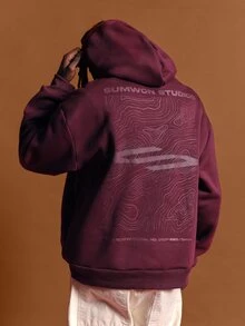 SUMWON Áo hoodie chui đầu oversized phong cách streetwear, in họa tiết bản đồ địa hình ở lưng và logo nhỏ trước ngực - Màu Đỏ Sâu - Xem 1