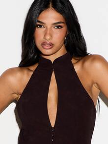 KIZN Áo crop top cổ yếm khoét lỗ keyhole bằng da lộn giả, cài móc trước, hở lưng - Cà phê nâu - Xem 5