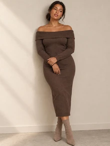 ELLERISSA Gaun Midi Rajut Lengan Panjang Lipat Bahu Terbuka Warna Cokelat Ukuran Besar untuk Musim Dingin - Coklat - View 1