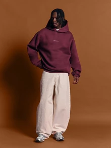 SUMWON Áo hoodie chui đầu oversized phong cách streetwear, in họa tiết bản đồ địa hình ở lưng và logo nhỏ trước ngực - Màu Đỏ Sâu - Xem 3