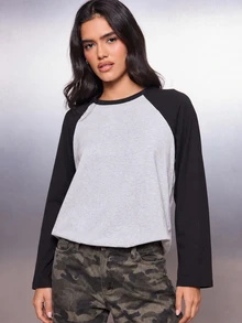MISSGUIDED تي شيرت بيسبول بأكمام راجلان طويلة وياقة دائرية مع كتل لونية متباينة وأكمام سوداء، تي شيرت كاجوال يومي من نسيج جيرسي محبوك - أبيض وأسود - مشاهدة 1