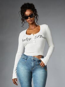BABYPHAT ملابس علوية قصيرة بأكمام طويلة وياقة هينلي مضلعة مع شعار نصي وفتحة صدر عميقة وصفوف أزرار كبس - أبيض - مشاهدة 5