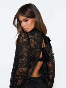 MISSGUIDED رومبير دانتيل زهري بأكمام طويلة وياقة عالية وظهر مفتوح مع تفاصيل ربطة وشورت قصير للخروجات الليلية - الأسود - مشاهدة 4