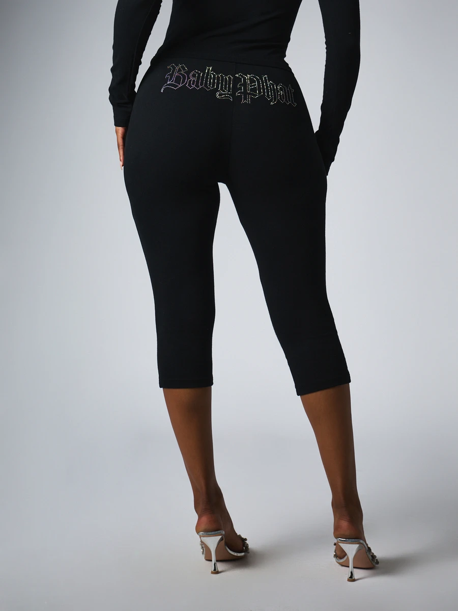BABYPHAT بنطال كابري ضيق بقصة عالية الخصر وطول قصير، مطاطي، مزين بشعار مرصع بالراينستون ونقشة فراشة متغيرة الألوان - الأسود - مشاهدة 1