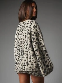 MISSGUIDED طقم منسق من الصوف المحبوك الناعم بطبعة نمر، كارديجان فضفاض بأزرار وأكمام جرس مع تنورة ميني ضيقة - متعدد الألوان - مشاهدة 3