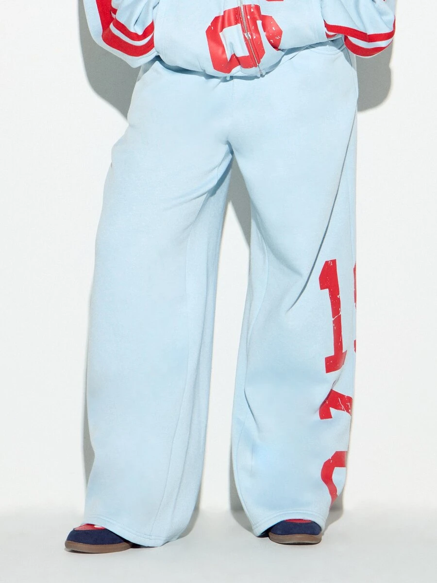 SUMWON WOMEN Quần nỉ ống rộng oversize với họa tiết số varsity rách phong cách và cạp chun dây rút - Màu xanh nhạt - Xem 1